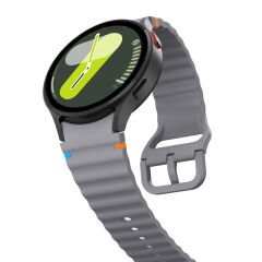 Samsung Galaxy Watch 4 40-42-44-46mm İle Uyumlu Metal Tokalı Dalgalı Spor Silikon Kordon Koyu Gri